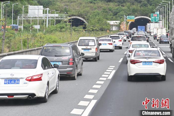 今年中秋国庆假期前夕，广东高速公路已出现拥堵 陈骥�F 摄