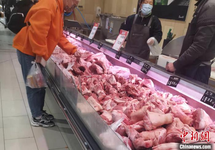 北京丰台区一家大型超市内的猪肉价格。 <a target='_blank'  data-cke-saved-href='/' href='/' >中新网</a>记者 谢艺观 摄